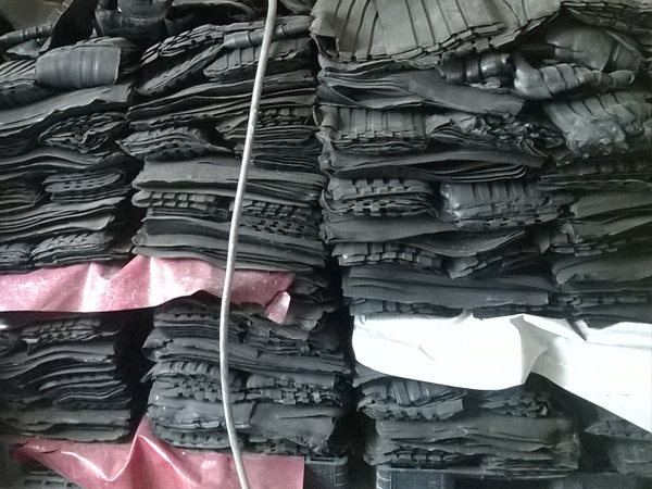 Kumisekoitusten valmistusprosessi KOS-PLAST tehtaassa